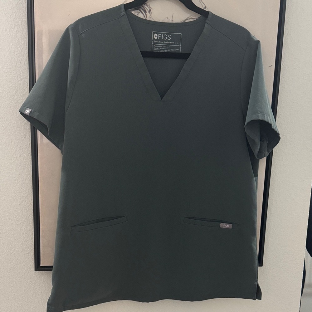 Figs Women's 2 pocket scrub top in Bonsai